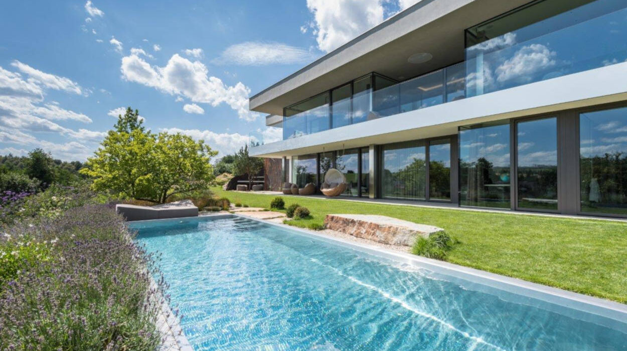 stainless-steel-pool-in-the-garden-of-a-modern-villa